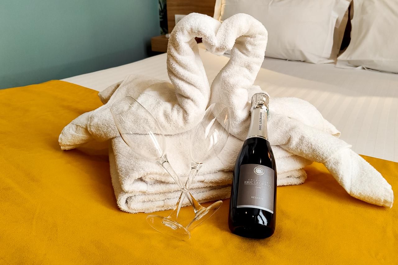 Hôtel de France - Conciergerie - champagne in your room
