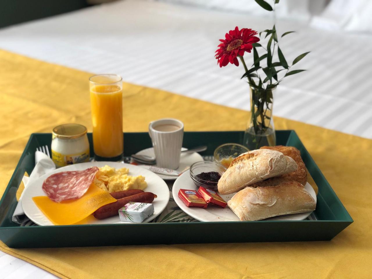 Hôtel de France Nice - Frühstück im Zimmer in einem Hotel in der Nähe von Westminster