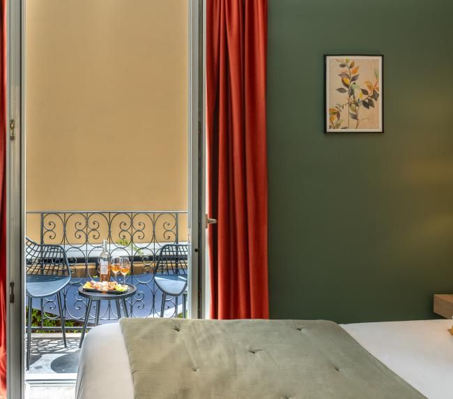 Hôtel de France, un hôtel AMMI - Superior Balkon mit Blick auf Terrasse - nahe am Meer